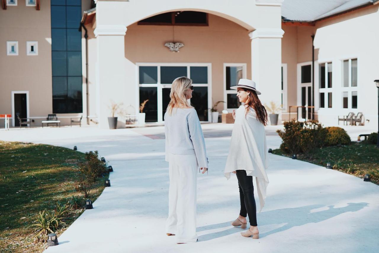 Howard Johnson Resort & Convention Center Эсейса Экстерьер фото